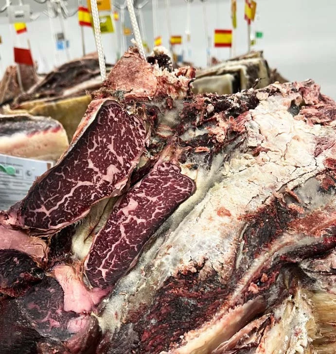 Detalle de carne madurada en seco con grasa e infiltración